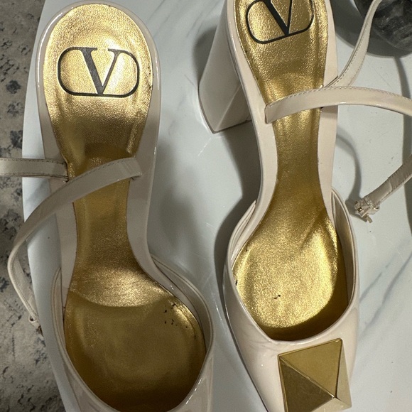 Women's Cream and Gold Pumps - Picture 2 of 5